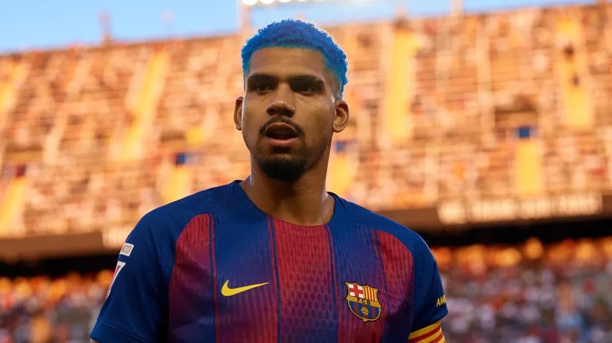 Player in Barcelona jersey with blue hair Player in Barcelona jersey with blue hair