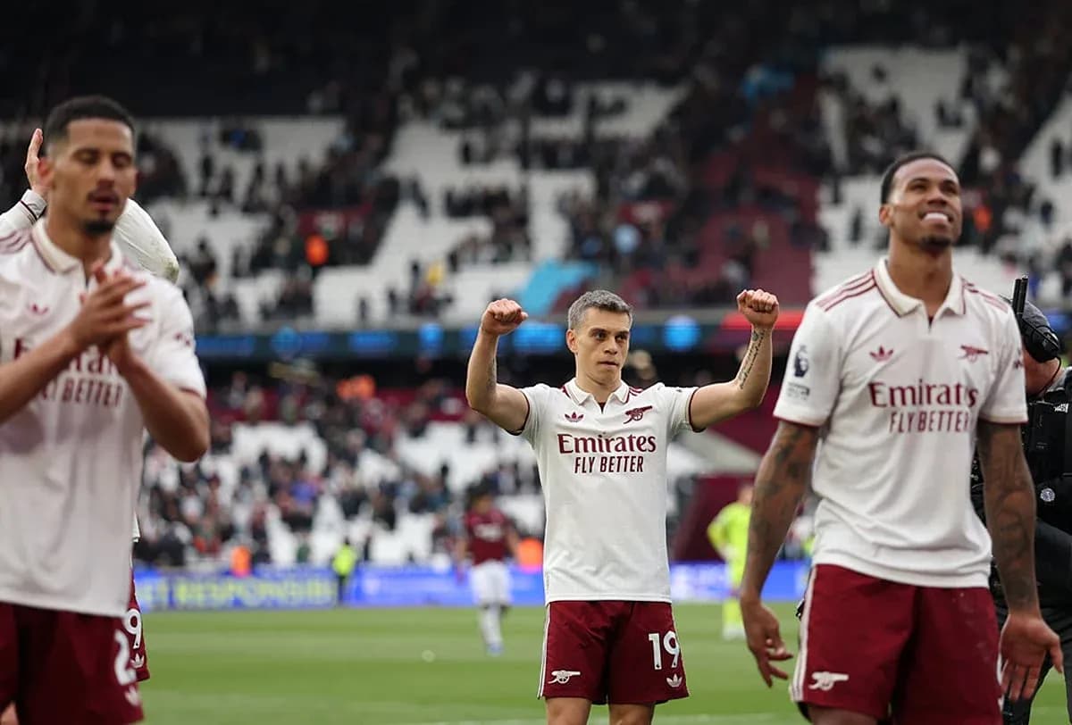 Arsenal players celebrating after match victory Arsenal players celebrating after match victory