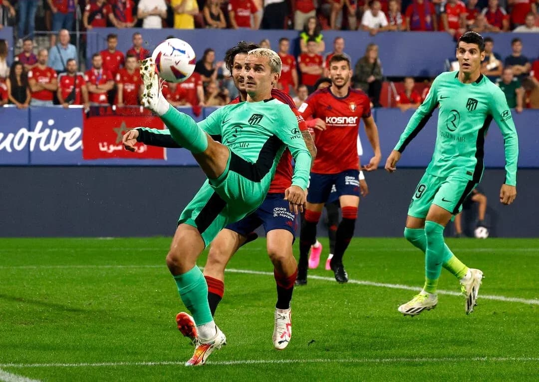 Atletico Madrid player executing a kick Atletico Madrid player executing a kick