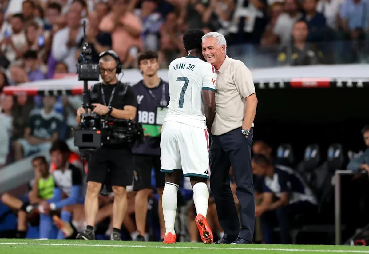 Viní Jr. and coach interacting during match substitution Viní Jr. and coach interacting during match substitution