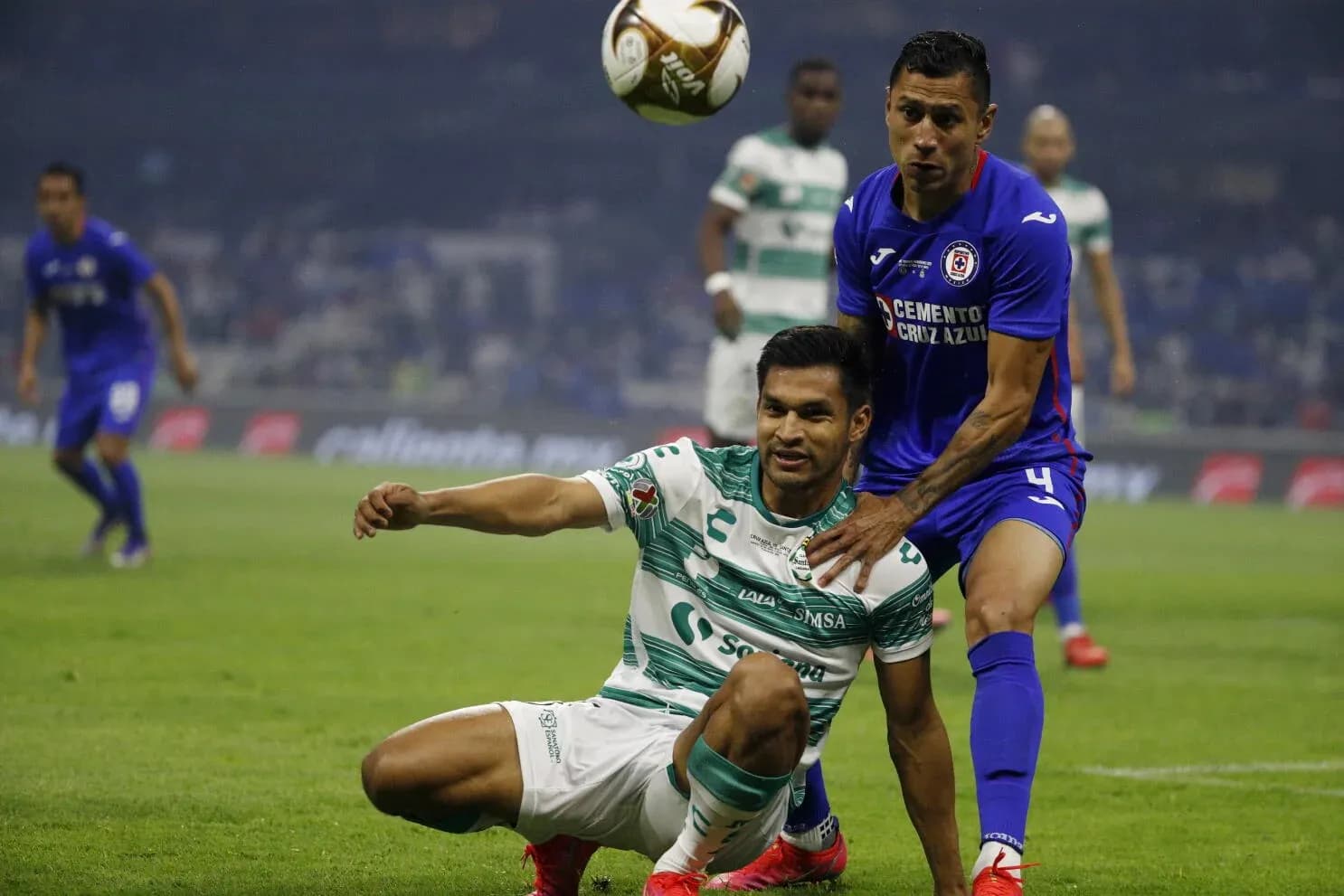 Cruz Azul player challenges Santos Laguna opponent Cruz Azul player challenges Santos Laguna opponent