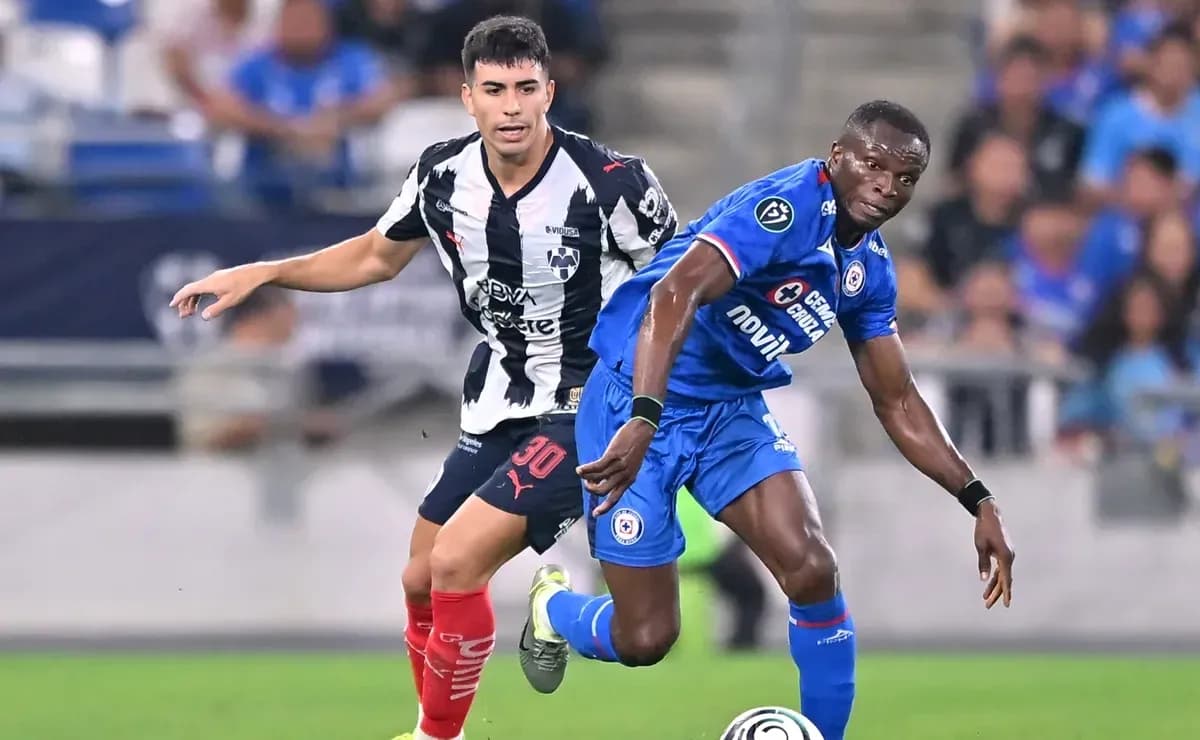 Player dribbling the ball during Monterrey vs Cruz Azul Player dribbling the ball during Monterrey vs Cruz Azul