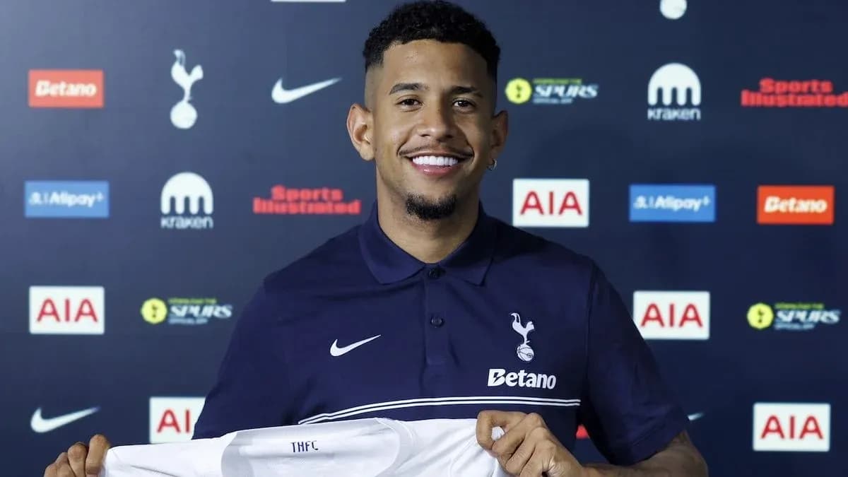 Player holding Tottenham Hotspur jersey at press conference Player holding Tottenham Hotspur jersey at press conference