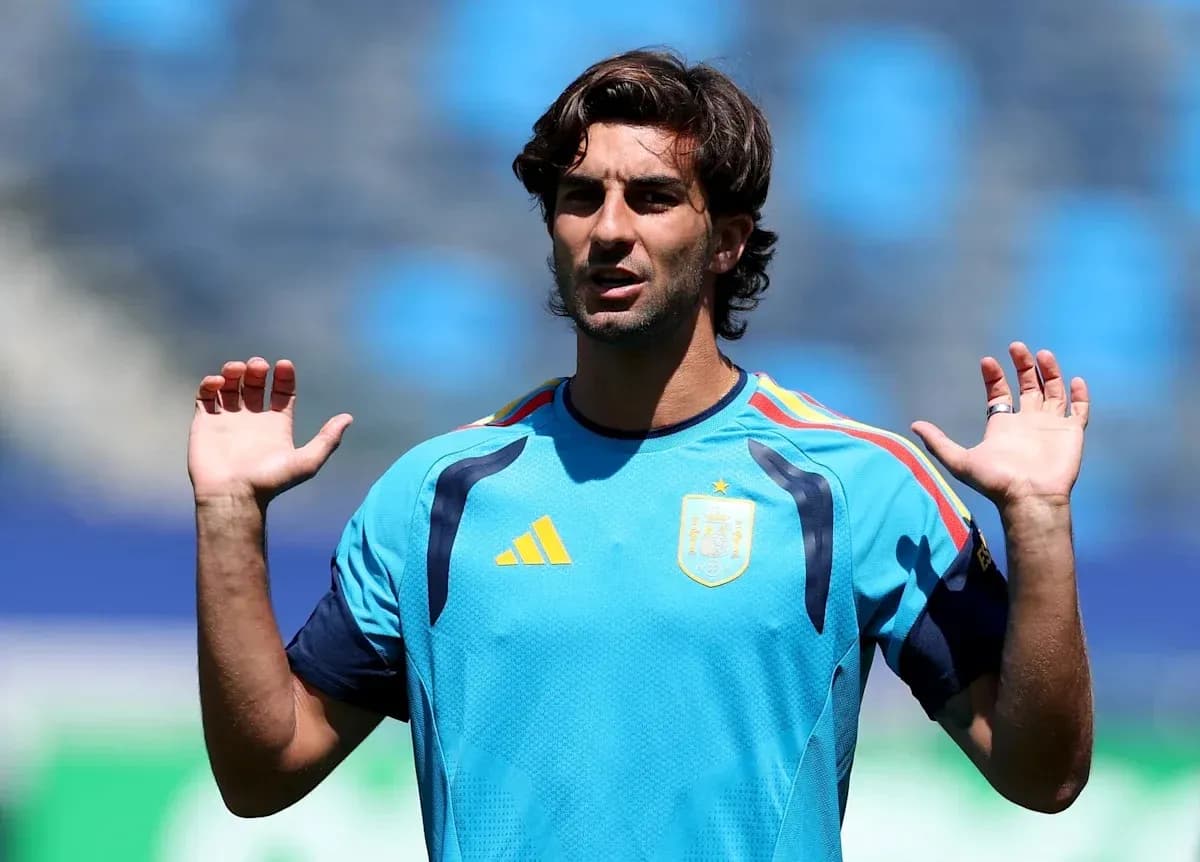 Player practicing during training session in Spain kit Player practicing during training session in Spain kit