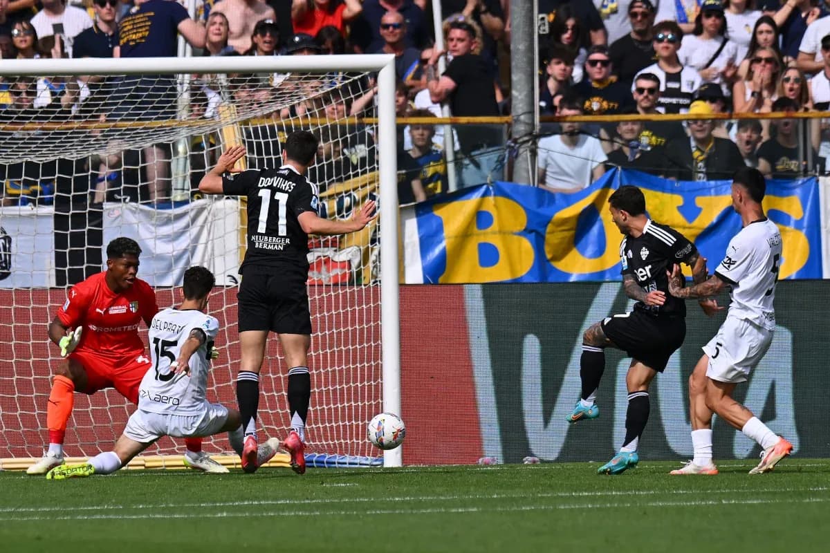 Como player attempting to score against Parma Como player attempting to score against Parma
