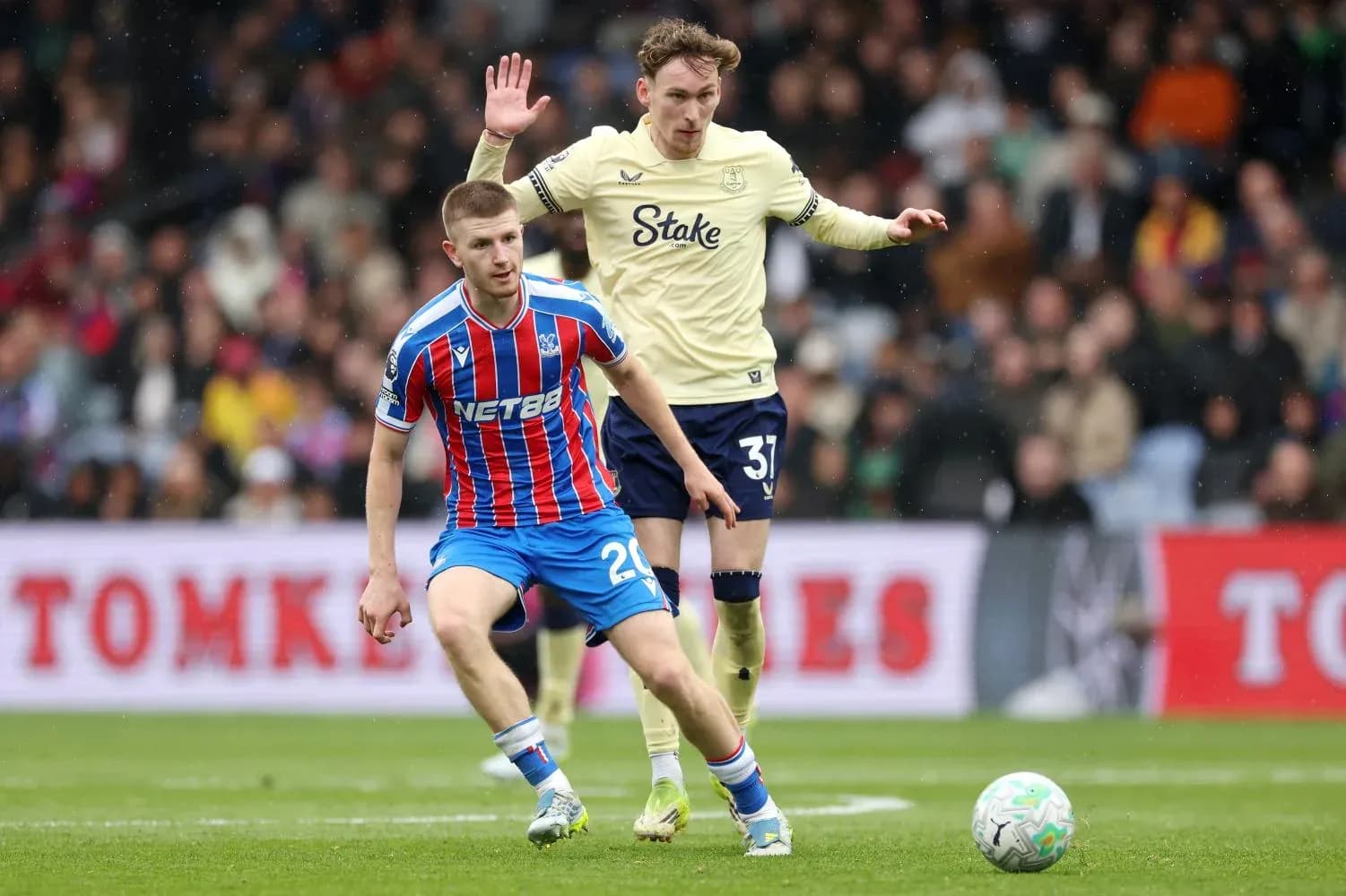 Crystal Palace player challenges Everton opponent Crystal Palace player challenges Everton opponent
