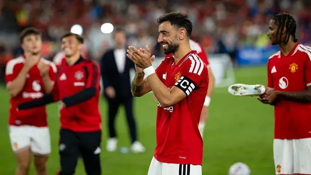 Bruno Fernandes and teammates celebrating on pitch Bruno Fernandes and teammates celebrating on pitch