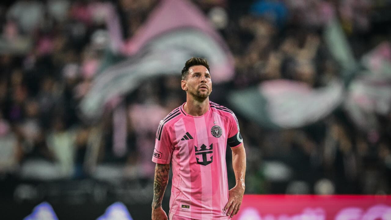 Lionel Messi in pink jersey during match Lionel Messi in pink jersey during match