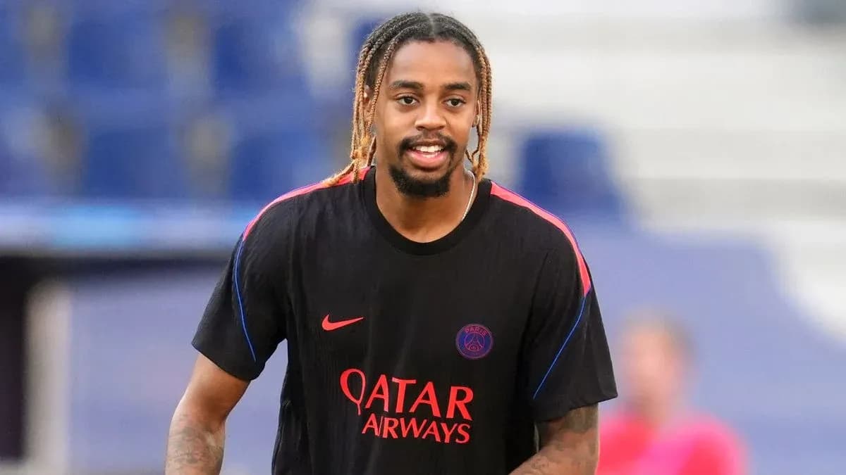 Player warming up in PSG training kit Player warming up in PSG training kit