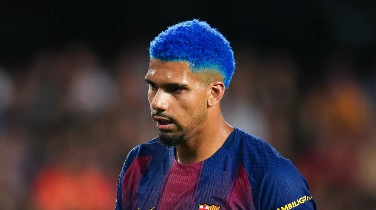 Player with blue hair in Barcelona jersey Player with blue hair in Barcelona jersey