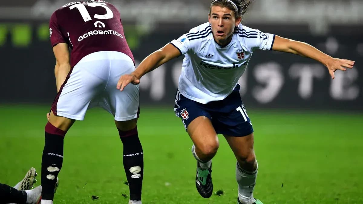 Como player sprinting during Serie A match Como player sprinting during Serie A match