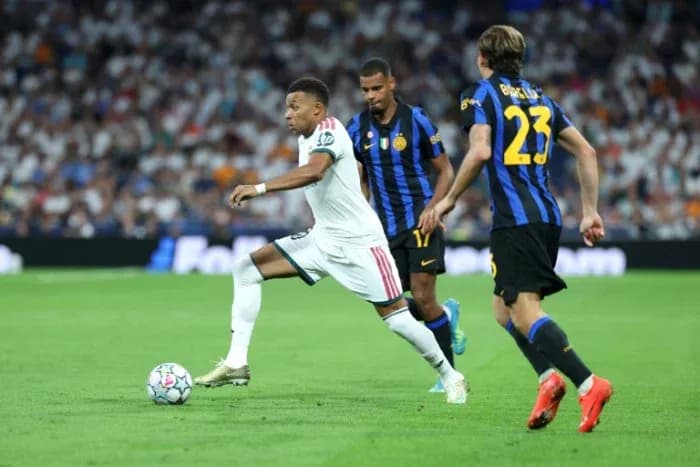 Mbappé dribbling past defenders during match Mbappé dribbling past defenders during match