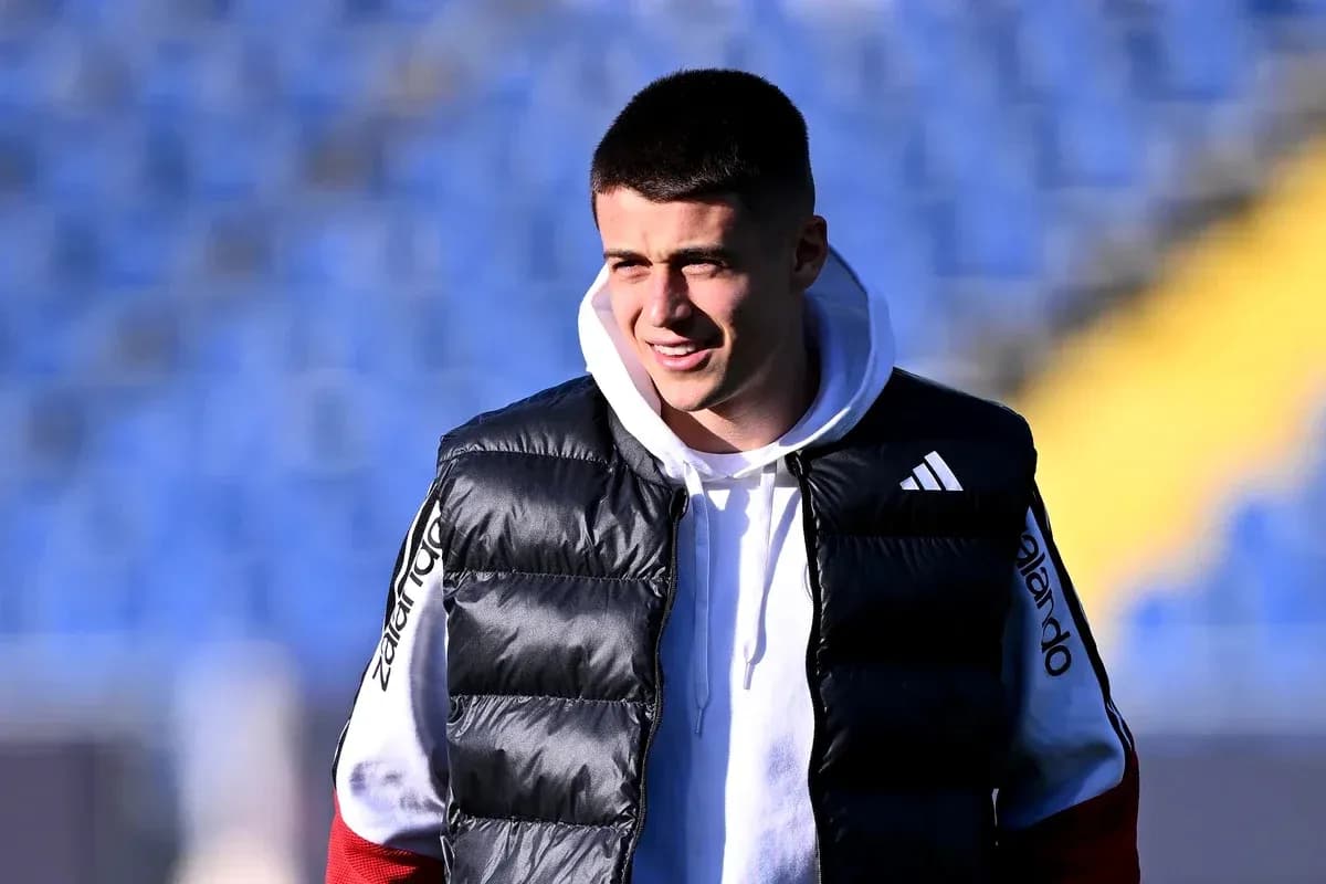 Player wearing a puffer vest at training ground Player wearing a puffer vest at training ground
