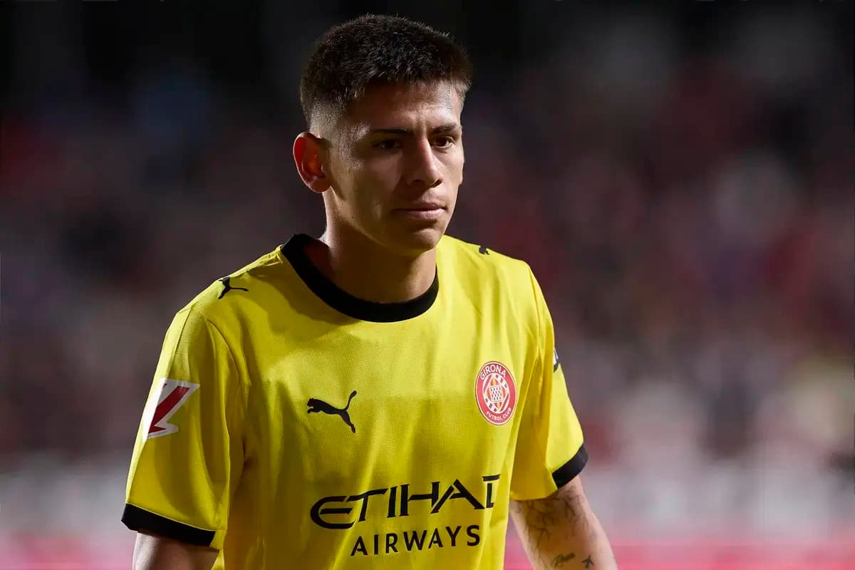 Player wearing yellow goalkeeper jersey during match Player wearing yellow goalkeeper jersey during match