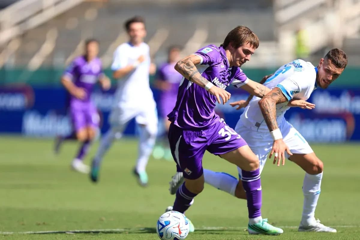 Fiorentina player challenged by Napoli opponent Fiorentina player challenged by Napoli opponent