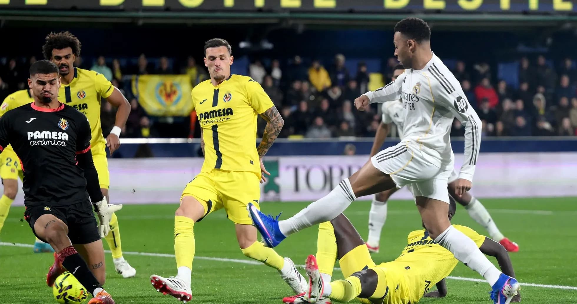 Real Madrid player attempting to score against Villarreal Real Madrid player attempting to score against Villarreal