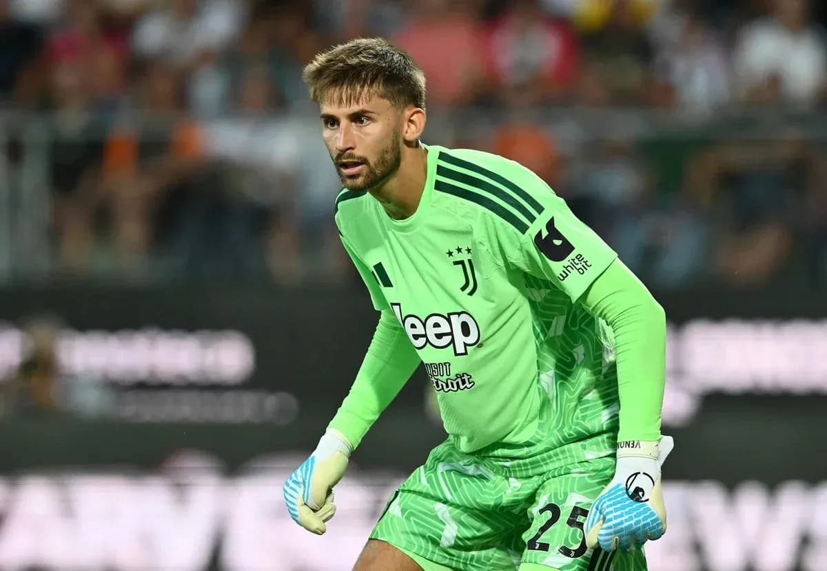Juventus goalkeeper preparing for a play Juventus goalkeeper preparing for a play