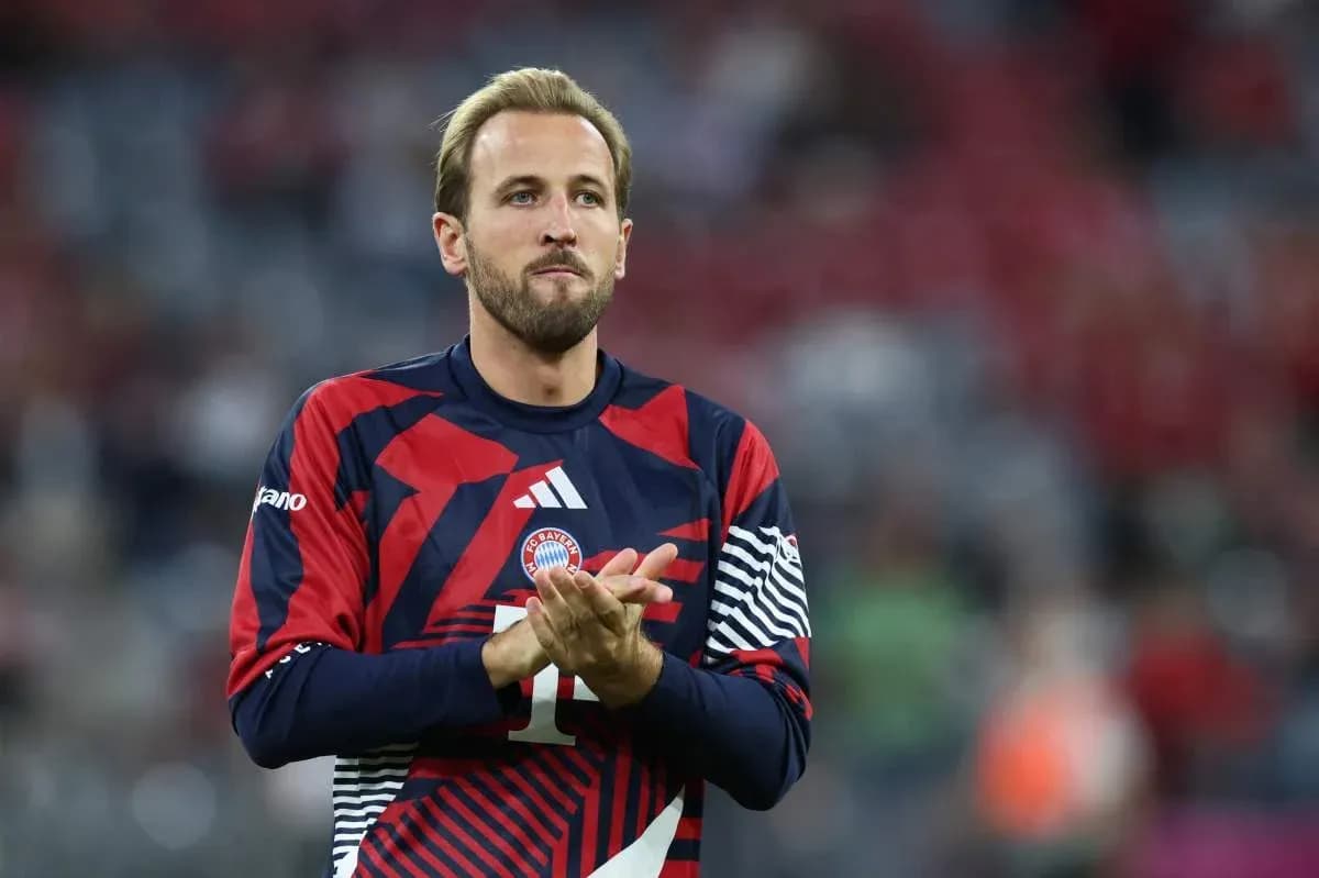 Player clapping in Bayern Munich jersey on field Player clapping in Bayern Munich jersey on field