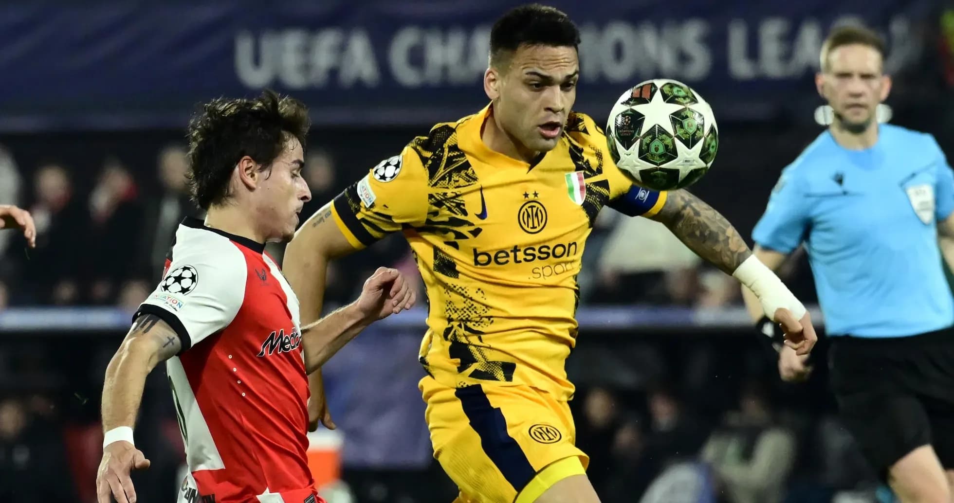 Feyenoord and Inter players competing for the ball Feyenoord and Inter players competing for the ball