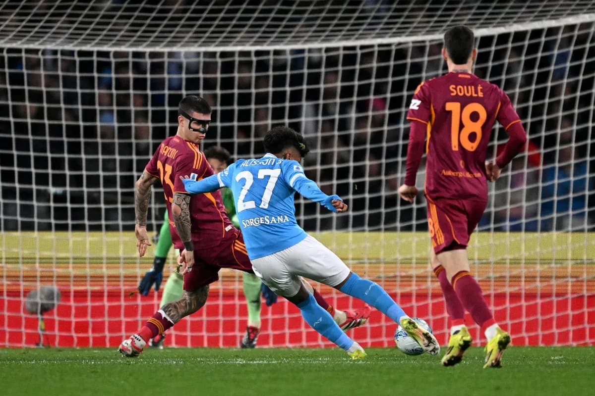 Player from Napoli attempting to score against Roma Player from Napoli attempting to score against Roma