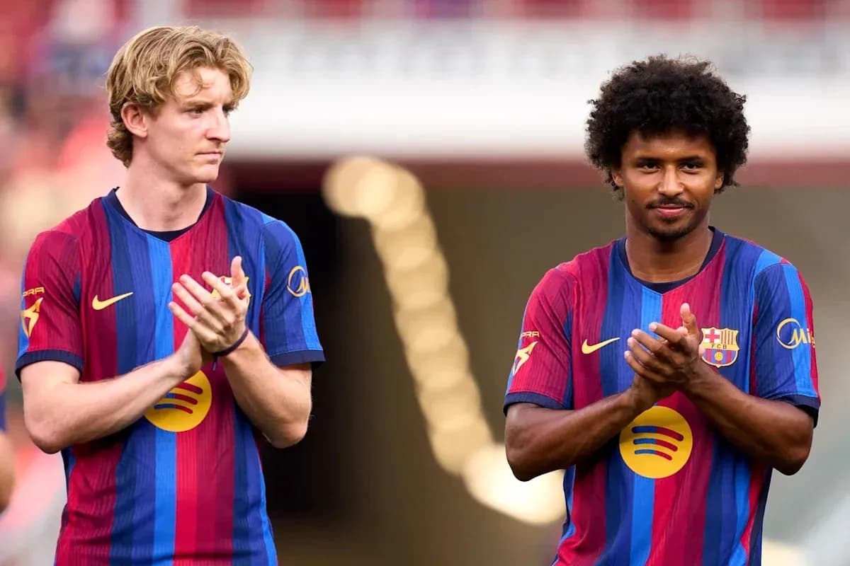 Two FC Barcelona players applauding on the pitch Two FC Barcelona players applauding on the pitch