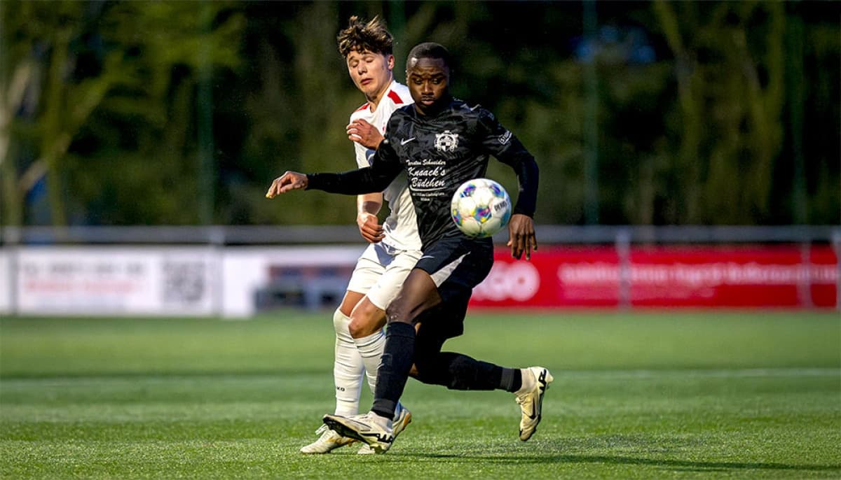 Player dribbling the ball during Monheim match Player dribbling the ball during Monheim match