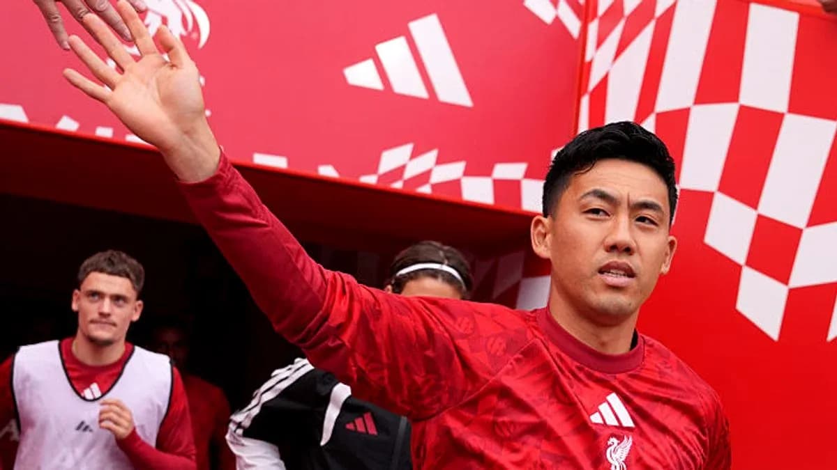 Player waving while exiting tunnel before match Player waving while exiting tunnel before match