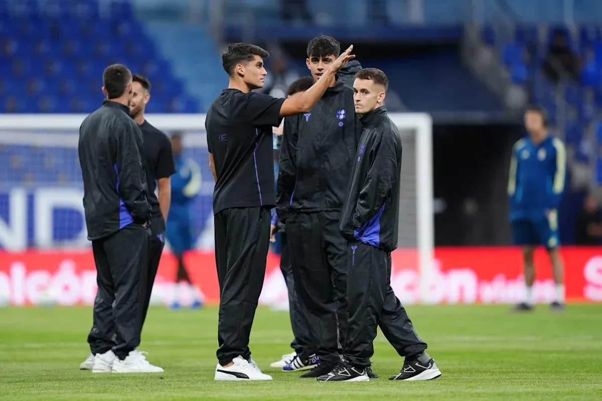 Players discussing on the pitch before training session Players discussing on the pitch before training session