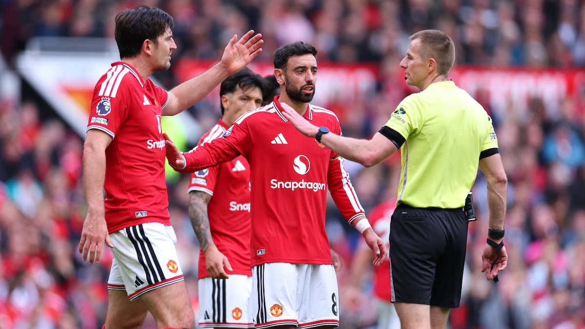 Manchester United players discussing with referee Manchester United players discussing with referee