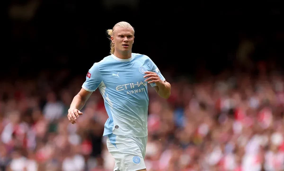 Player running on the pitch in Manchester City kit Player running on the pitch in Manchester City kit