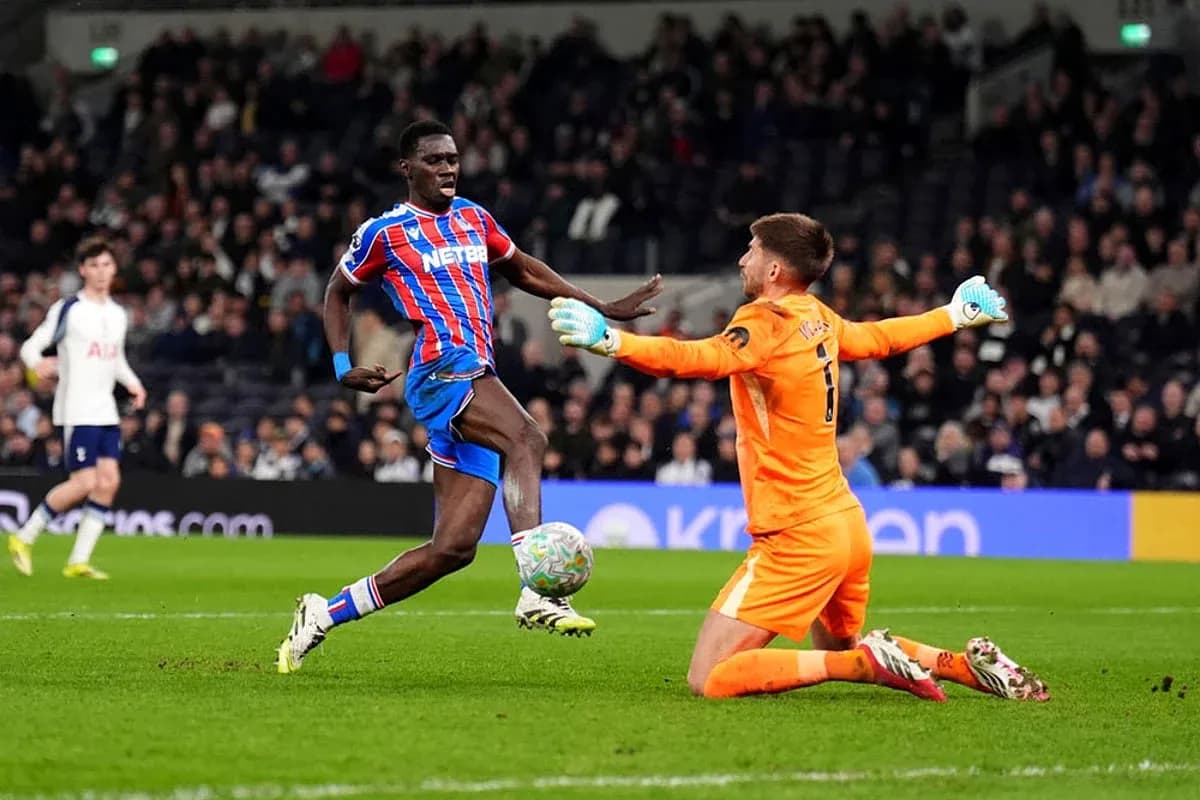 Crystal Palace player challenges Tottenham goalkeeper Crystal Palace player challenges Tottenham goalkeeper