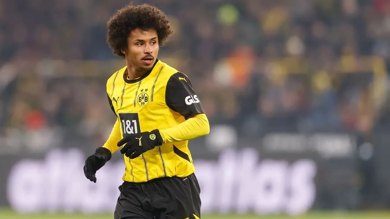 Player in Borussia Dortmund kit on the field Player in Borussia Dortmund kit on the field