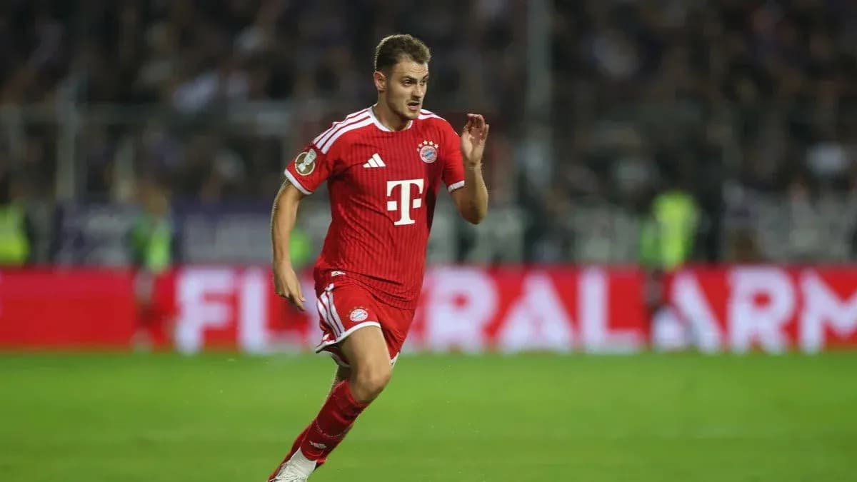 Bayern Munich player running on the pitch Bayern Munich player running on the pitch
