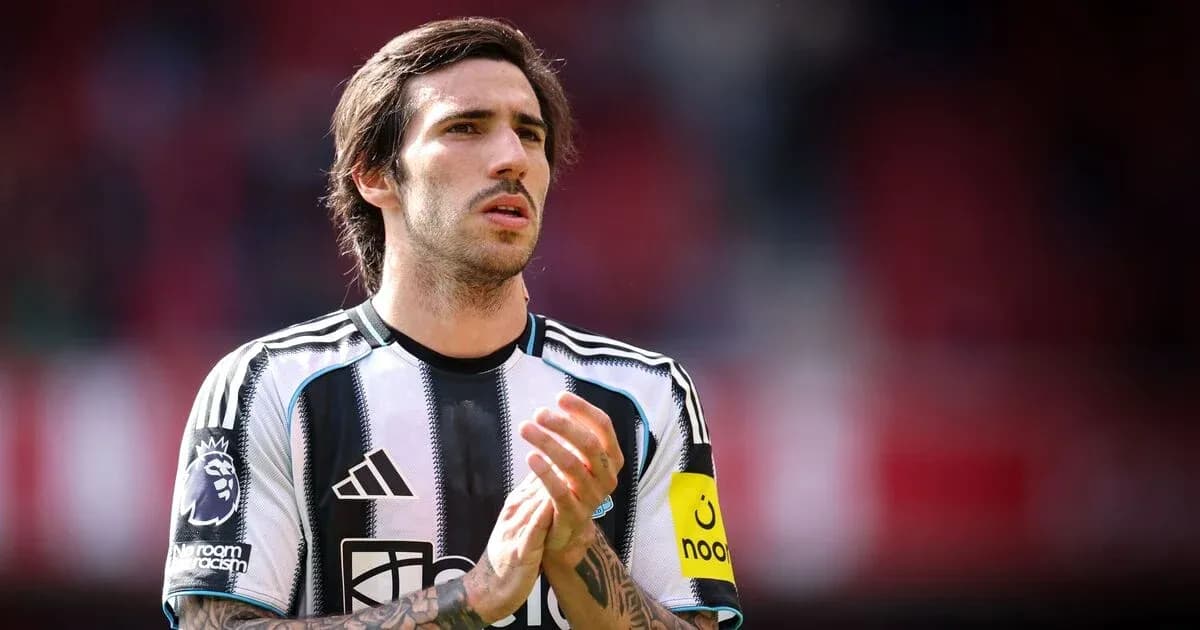 Player in Newcastle United jersey clapping hands Player in Newcastle United jersey clapping hands
