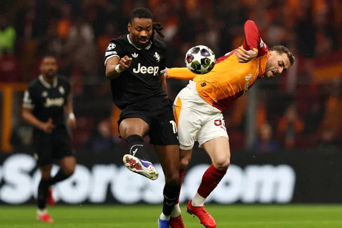 Two players challenging for the ball during match Two players challenging for the ball during match