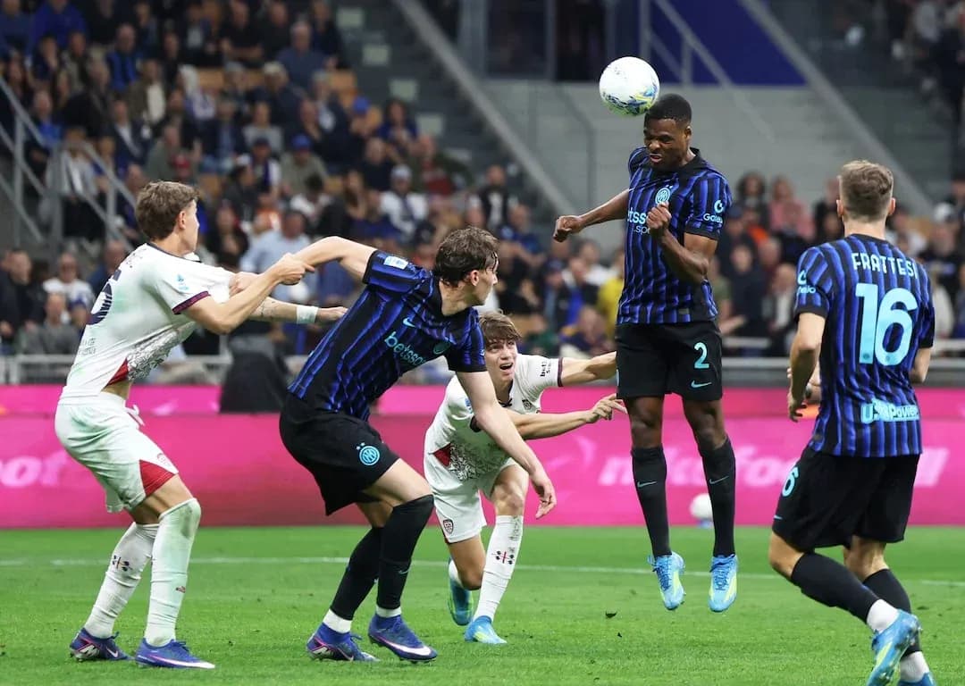 Players contesting a header during Cagliari vs Inter match Players contesting a header during Cagliari vs Inter match