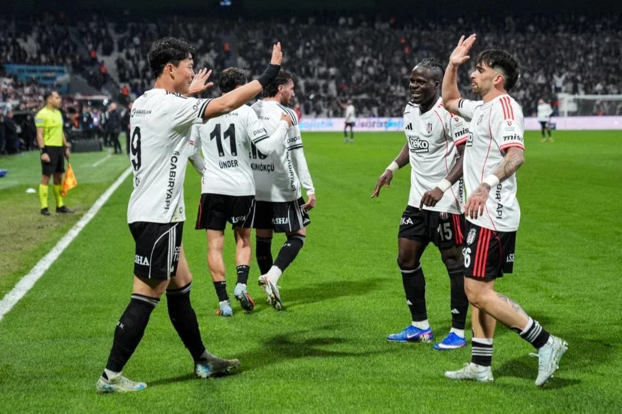Beşiktaş players celebrating during a match Beşiktaş players celebrating during a match
