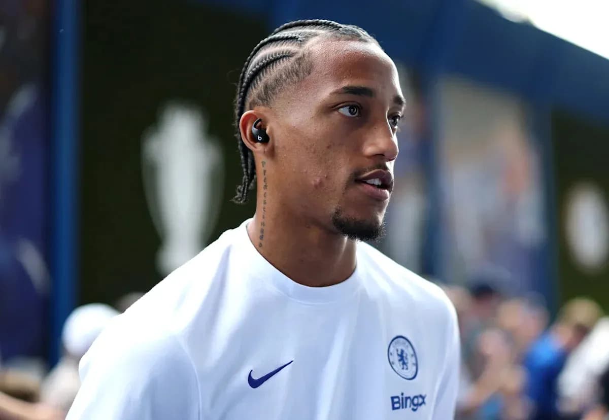 Player wearing Chelsea kit arriving at stadium Player wearing Chelsea kit arriving at stadium