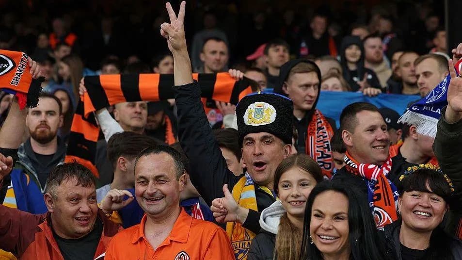 How Ukrainians Are Rallying Behind Shakhtar Donetsk in London How Ukrainians Are Rallying Behind Shakhtar Donetsk in London