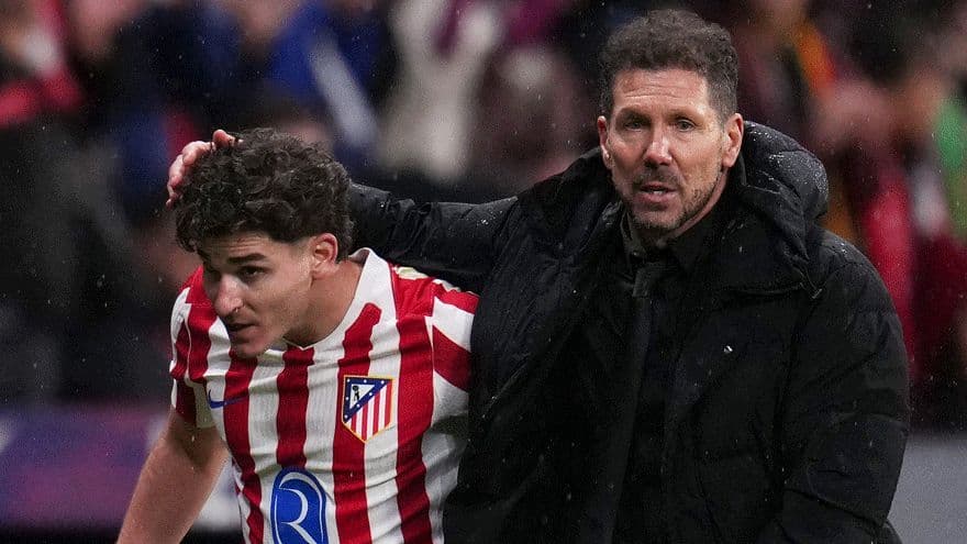 Diego Simeone Furious with Julian Alvarez Over Barcelona Transfer Rumors Diego Simeone Furious with Julian Alvarez Over Barcelona Transfer Rumors