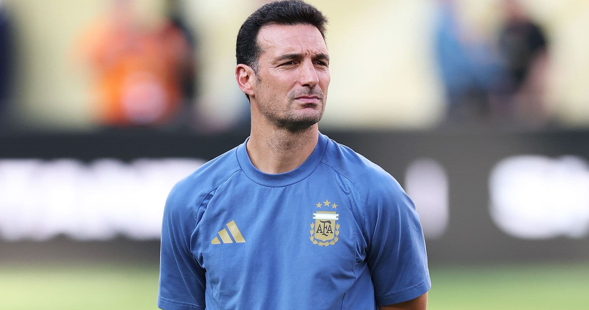 Argentina Players Urge Lionel Scaloni to Extend Contract as Messi's Farewell Approaches Argentina Players Urge Lionel Scaloni to Extend Contract as Messi's Farewell Approaches